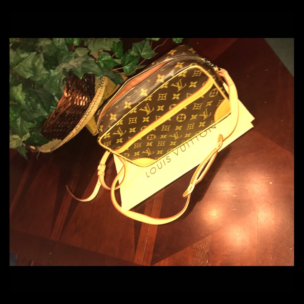 A wonderful LOUIS Vuitton Vintage messenger bag